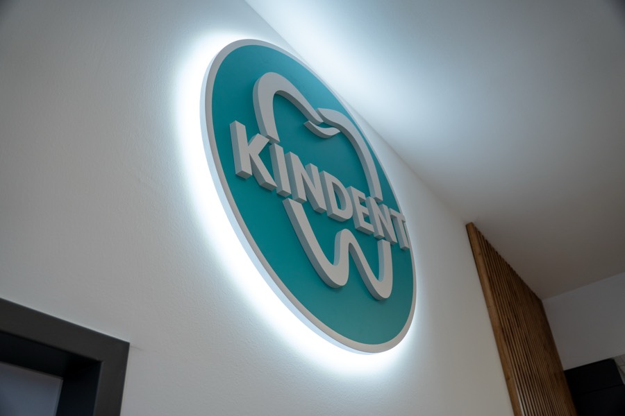 Logo Kindent na zdi ošetřovny