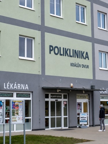 Poliklinika Králův Dvůr, budova, kde sídlí Kindent